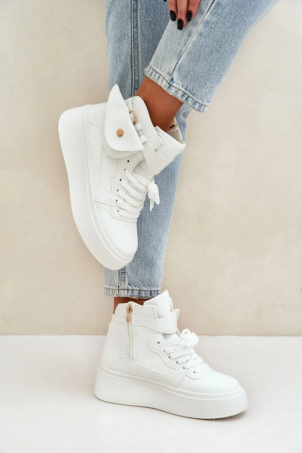 Modern style sneakers with detachable pouch